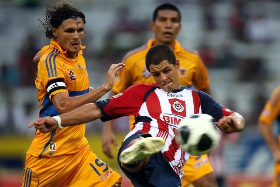 El delantero mexicano enfrentó al ahora DT albiazul, Fernando Ortiz, cuando fue central de Tigres.