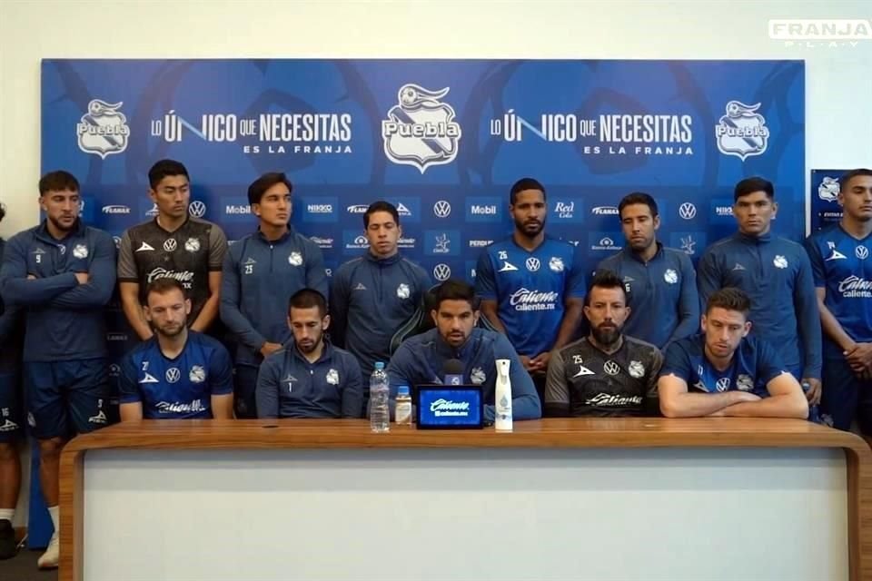 Los jugadores del Puebla salieron en grupo a dar un mensaje para comprometerse con su afición a dar todo para dejar una buena imagen en el Clausura 2024.