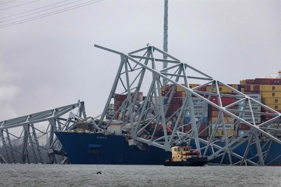 Un barco de la Armada trabaja en la escena de un derrumbe provocado por el impacto de un buque contra la estructura del puente Francis Scott Key.