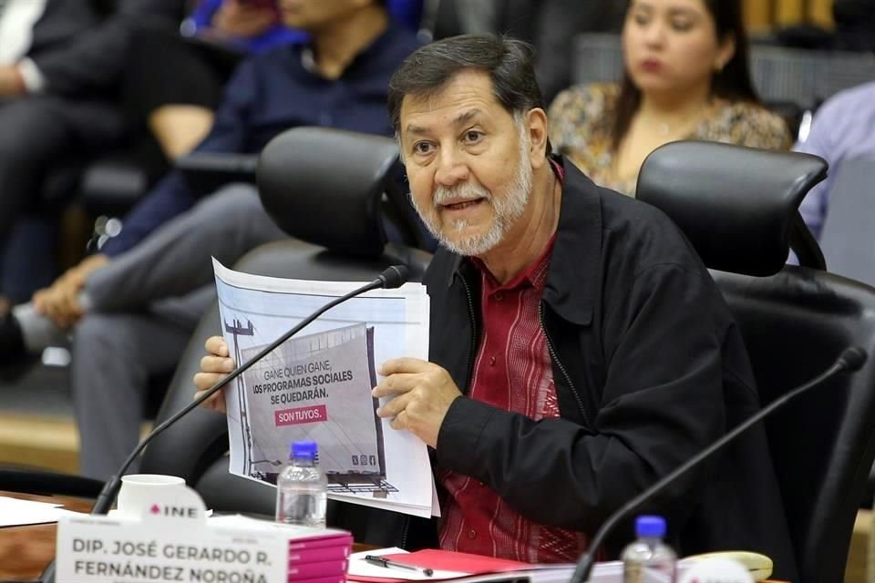 El petista Gerardo Fernández Noroña reclamó la difusión de las gráficas.