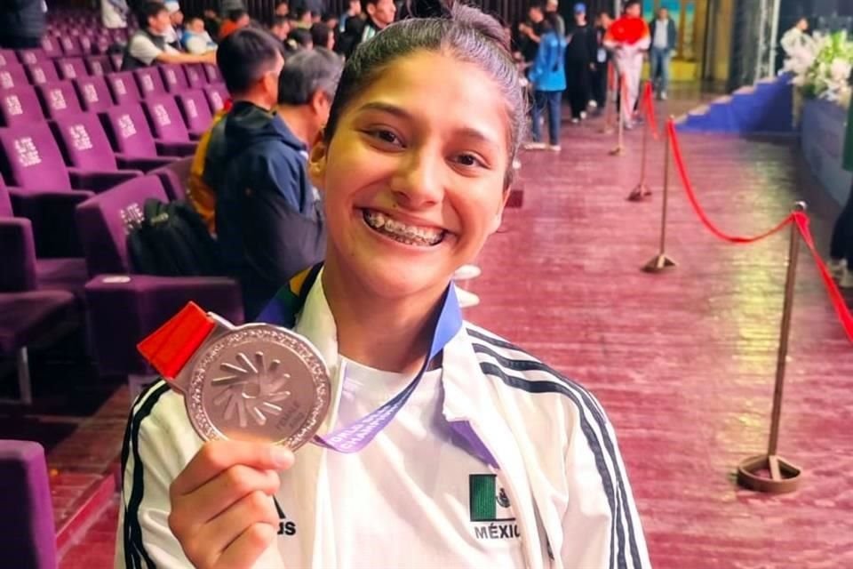 Brenda Sánchez Ramírez orgullosa de su medalla.