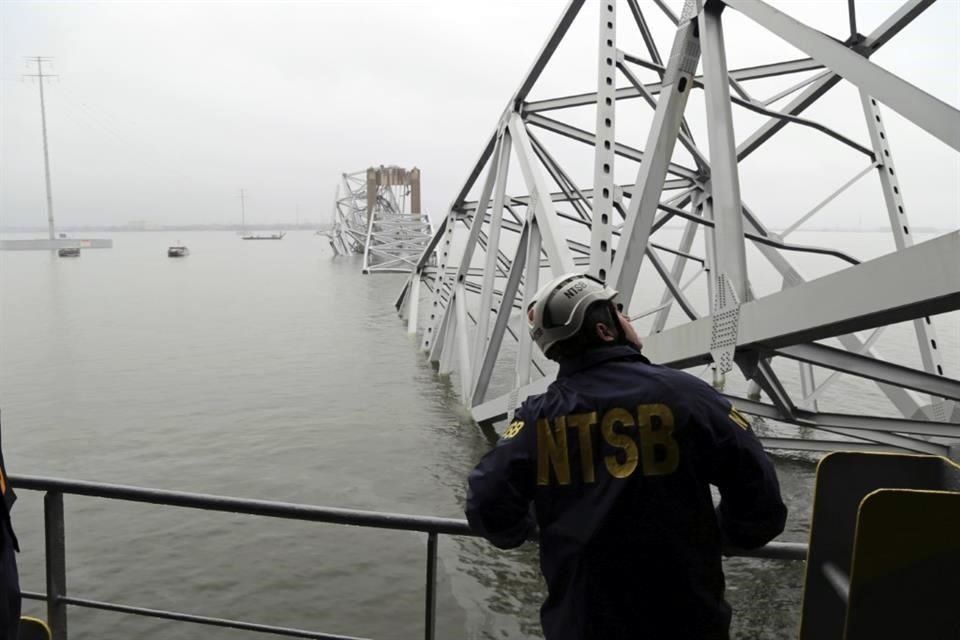 Autoridades comienzan a realizar trabajos para retirar metal retorcido y concreto del puerto de Baltimore, dos días después del incidente.