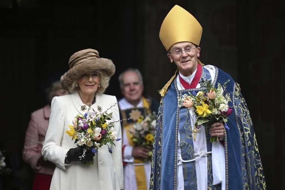 Camila asistió a un servicio previo a la Pascua, mientras que el Rey Carlos III participó a través de un discurso que destaca la amistad.