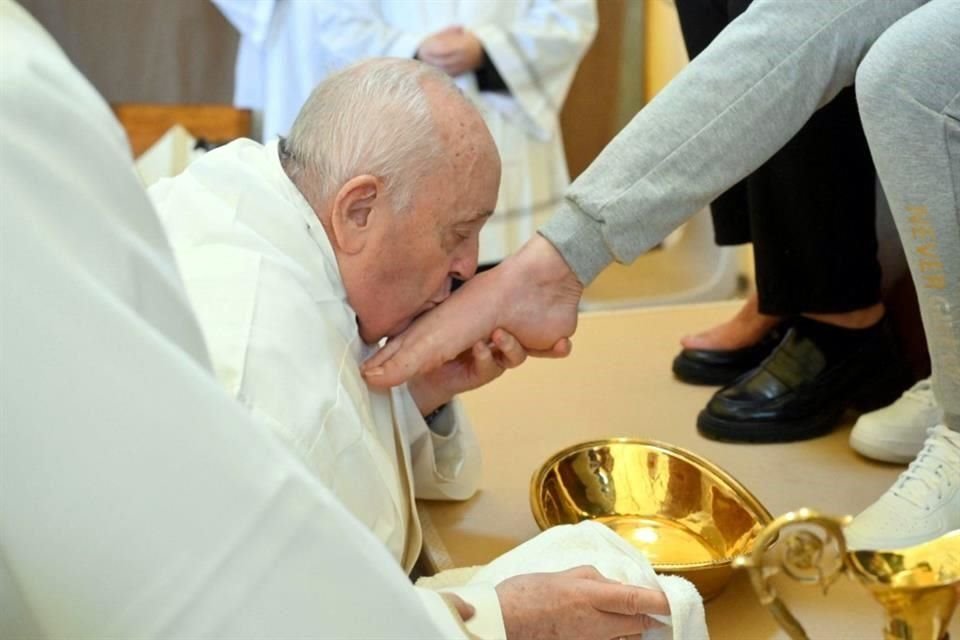 El Papa Francisco lavó y besó los pies a 12 mujeres presidiarias en una misa de Jueves Santo.