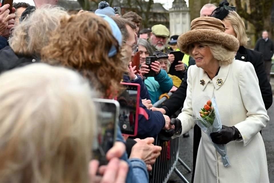 La Reina se acercó a seguidores de la monarquía para saludarlos.