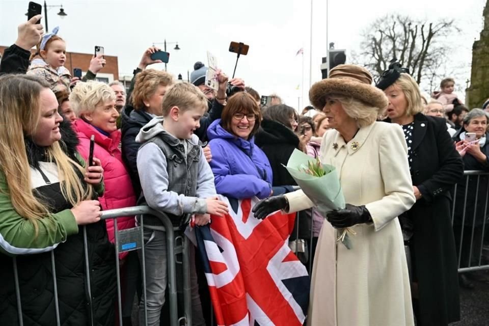 Algunos seguidores de la realeza británica llevaron banderas en apoyo.