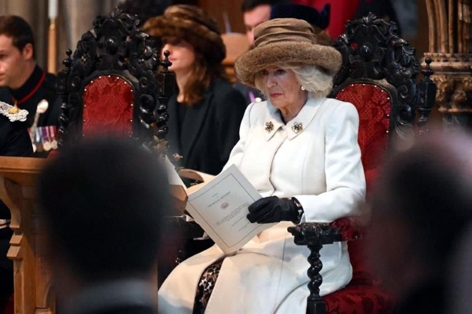 La Reina Camilla de Gran Bretaña asiste al Servicio Real Santo donde distribuye el dinero Santo a 75 hombres y 75 mujeres, reflejando la edad del monarca, en la Catedral de Worcester.