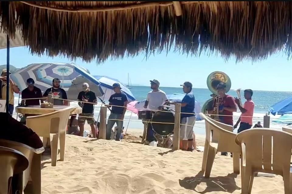 La música de banda es entonada por agrupaciones a lo largo y ancho de la playa en Mazatlán, lo cual, en época reciente, ha molestado a turistas de EU y Canadá.
