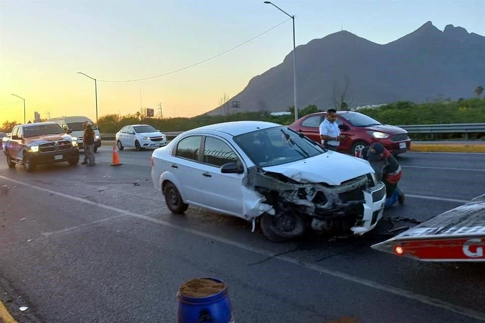 El conductor perdió el control de su auto Chevrolet Aveo y se estrelló contra un poste de luz mercurial.