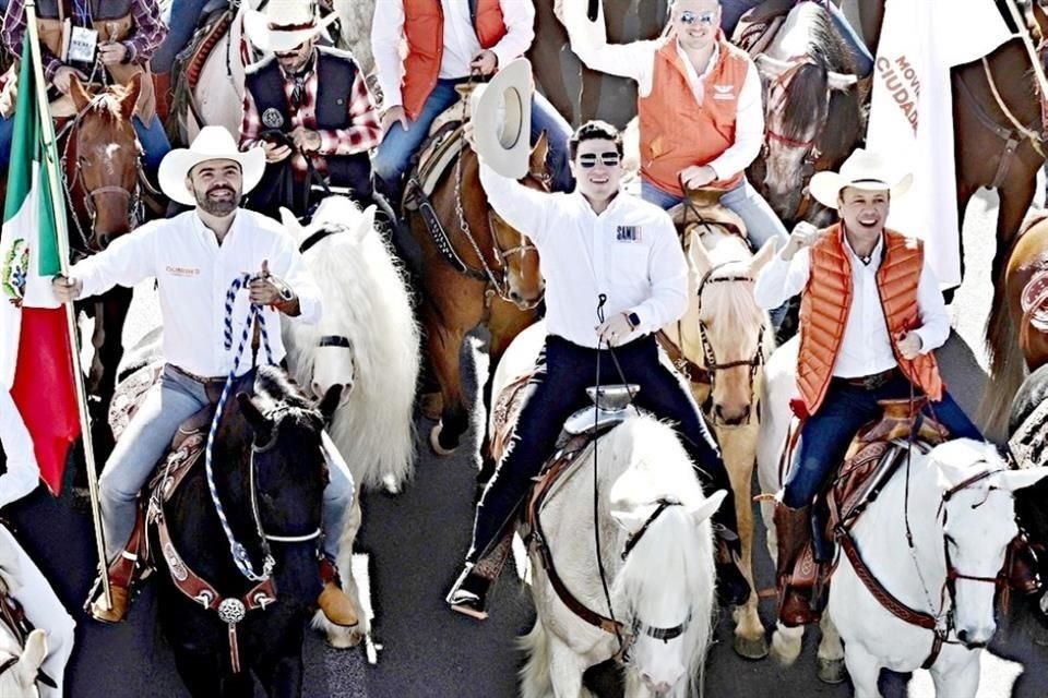 Como precandidato de MC a la Presidencia, Samuel García (al centro) encabezó en noviembre pasado una cabalgata en Tlajomulco, Jalisco, con Pablo Lemus (derecha) y Quirino Velázquez (izquierda).