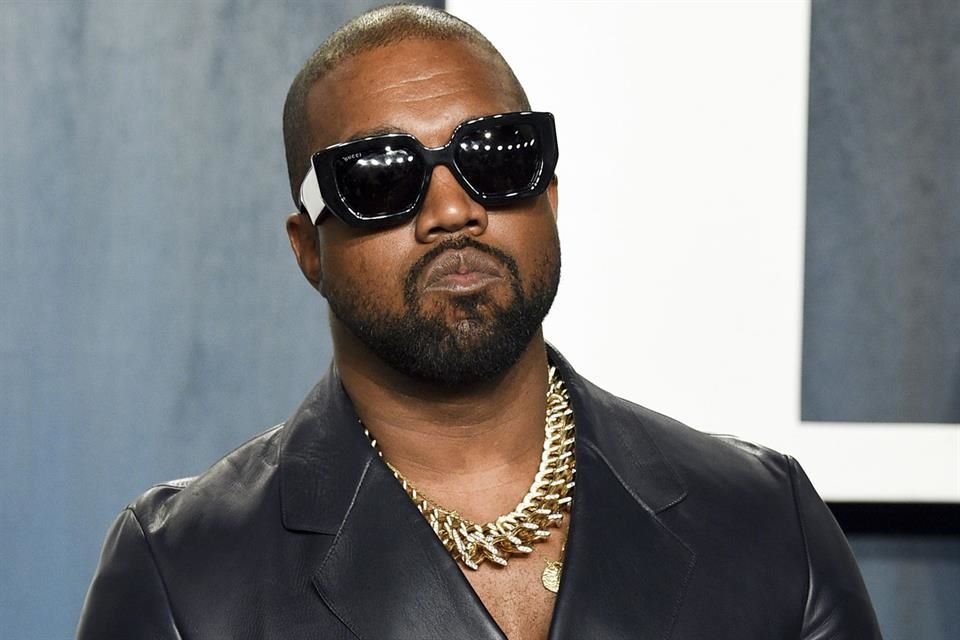 El rapero y empresario Kanye West fue demandado de racismo por un ex empleado.