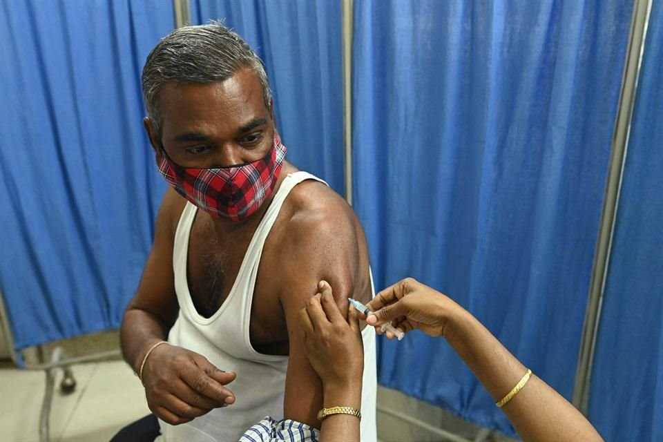 Un trabajador médico aplica la vacuna de Covaxin a un paciente.