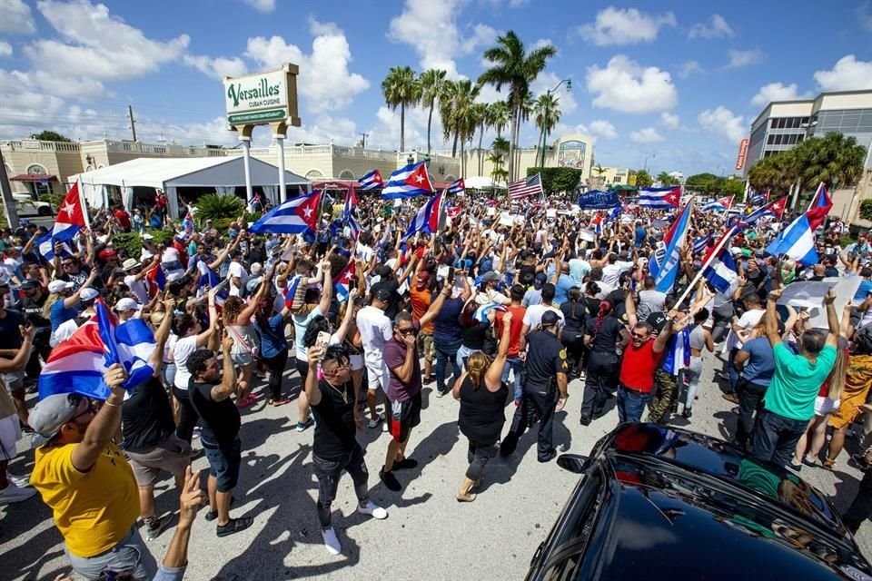 Personas en Miami realizan una manifestación de respaldo a las protestas en Cuba, el domingo.