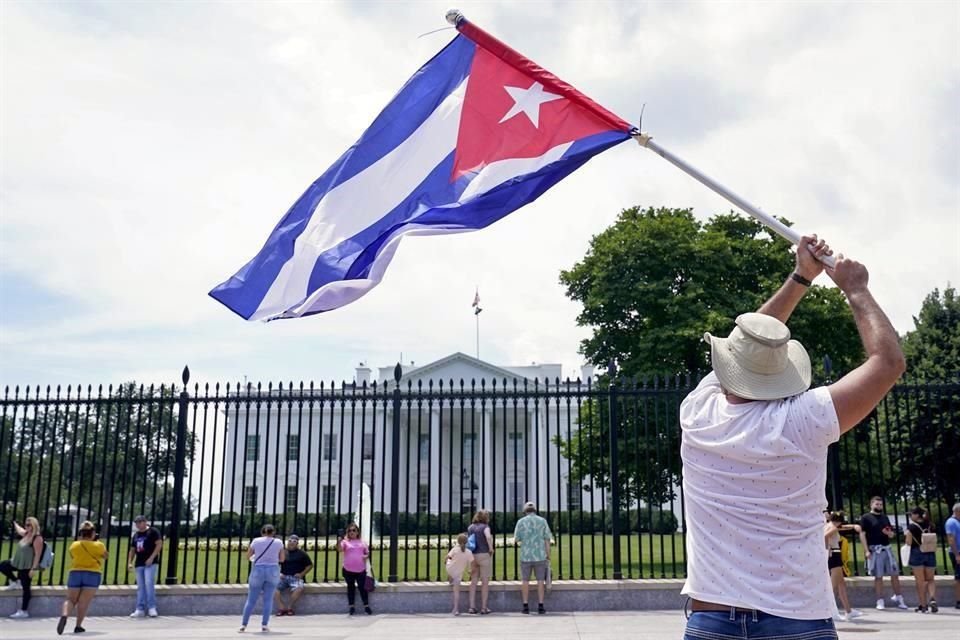 Algunas personas se presentaron en las afueras de la Casa Blanca para protestar en apoyo a los manifestantes en Cuba.