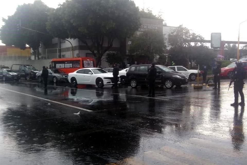 Por detener a dos hombres, agentes de la Fiscalía del Estado de México y municipales se enfrentaron a tiros, en la Colonia La Blanca, Tlalnepantla.