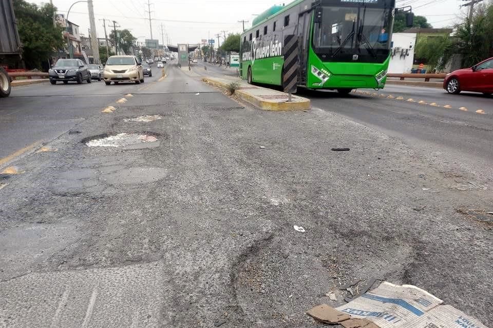 En la Avenida Ruiz Cortines, uno de los tramos afectados por los baches en la Ecovía se encuentra casi a la altura del Arroyo La Talaverna, cerca de la Estación Vidriera.