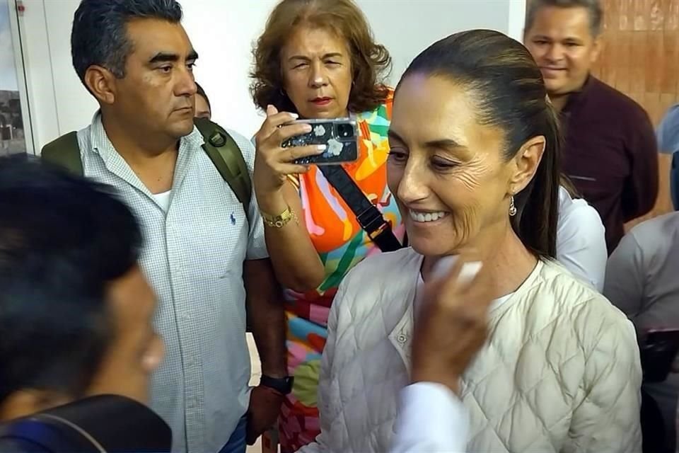 Parte del recibimiento a la candidata presidencial morenista en el aeropuerto de Mérida.
