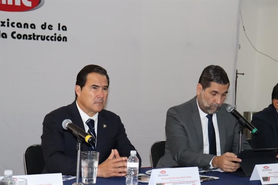 Directivos de la CMIC en reunión con medios.