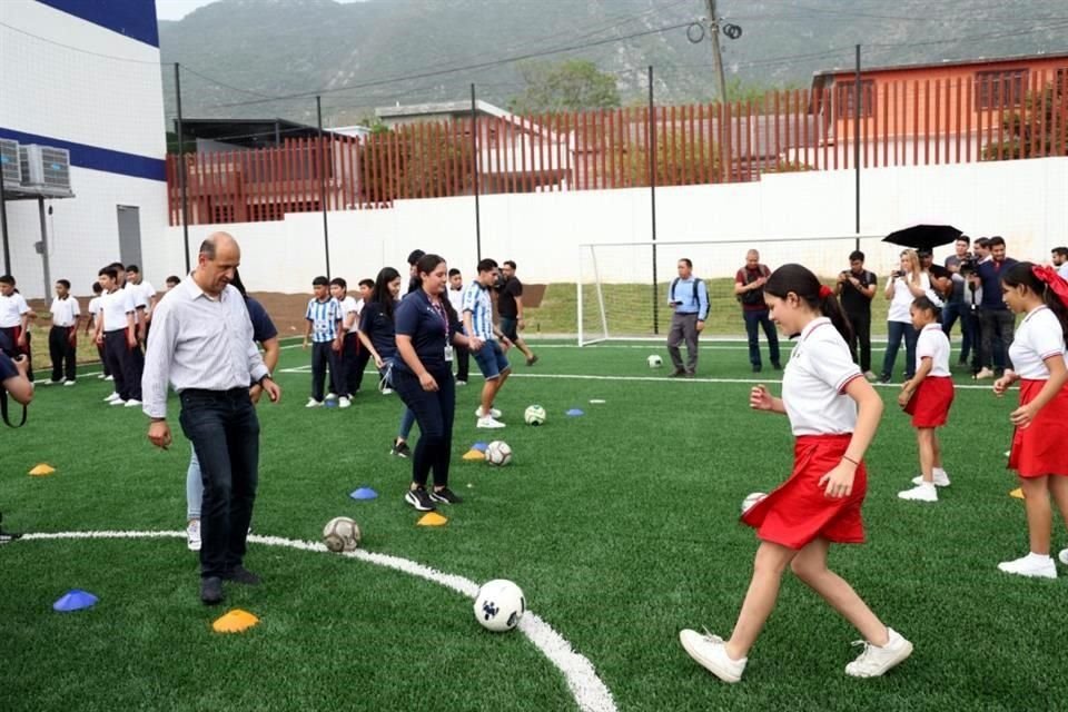 Con la presencia de Pedro Esquivel, Yamilé Franco, Eric Aguirre y César Ramos, el Club de Futbol Monterrey inauguró una cancha sintética en el Colegio Ciudad de Los Niños, Campus Topo Chico.