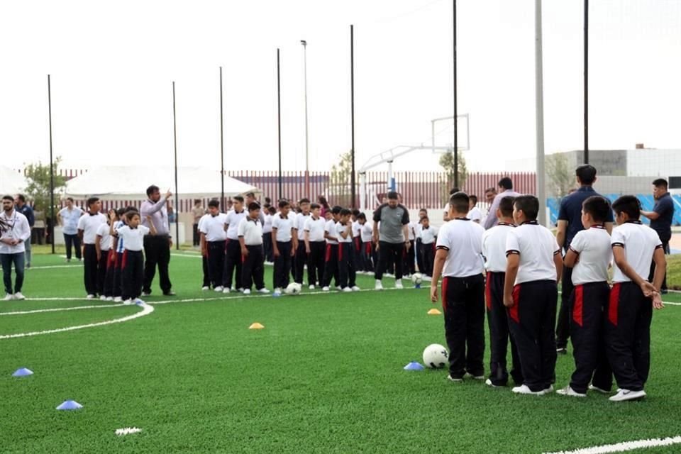 Con la presencia de Pedro Esquivel, Yamilé Franco, Eric Aguirre y César Ramos, el Club de Futbol Monterrey inauguró una cancha sintética en el Colegio Ciudad de Los Niños, Campus Topo Chico.