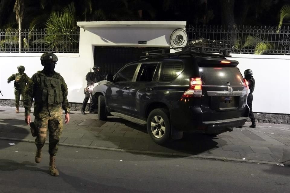 La Policía ecuatoriana intenta entrar por la fuerza en la Embajada de México en Quito, Ecuador, para arrestar al ex Vicepresidente Jorge Glas.