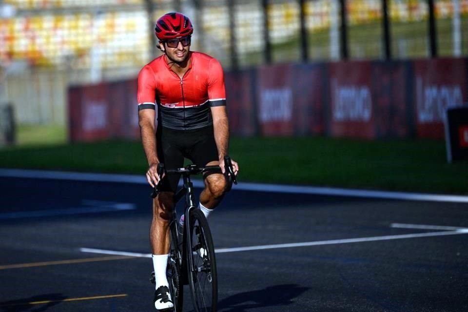 Carlos Sainz Jr. disfrutó de la pista de China con su bicicleta.