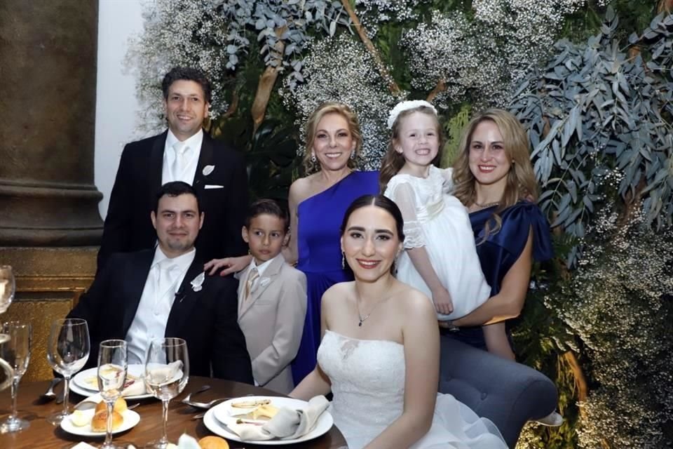 Carlos Medina, Connie Méndez, Victoria Medina, Karina Medina, el novio, Nicolás Medina y la novia