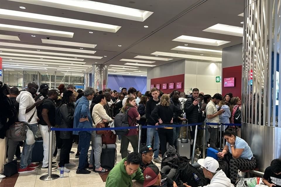 La fila para el mostrador de Emirates en el aeropuerto de Dubai.