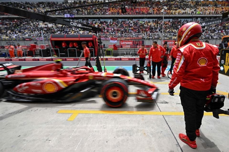 El Ferrari de Carlos Sainz Jr. con sus mecánicos.