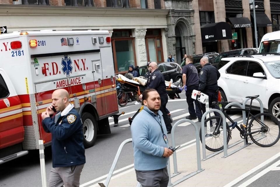 Los paramédicos atienden a una persona que se prendió fuego cerca del Tribunal Penal de Manhattan.
