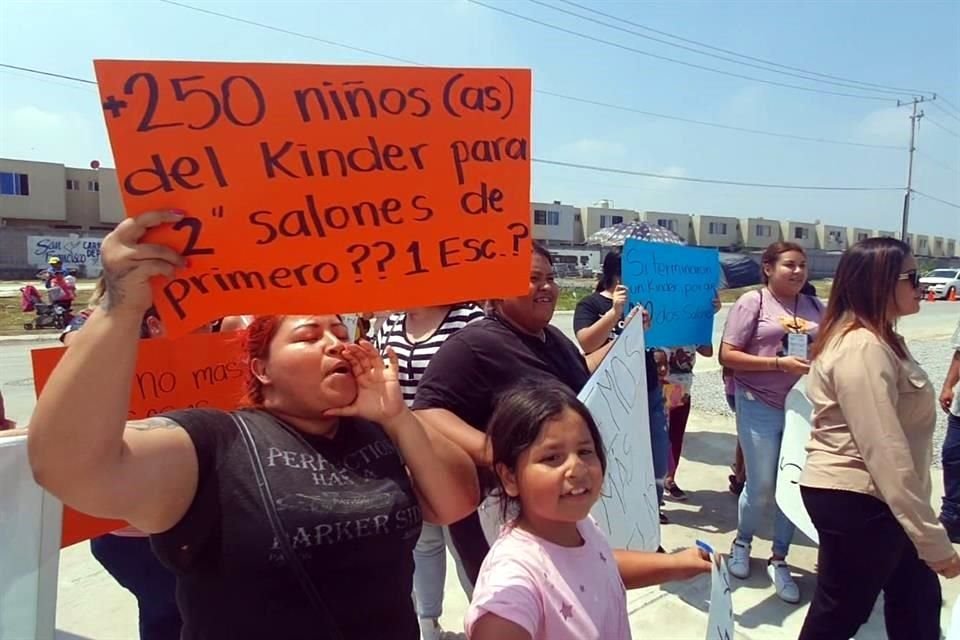 Las madres de familia recibieron con la protesta al Gobernador Samuel García.