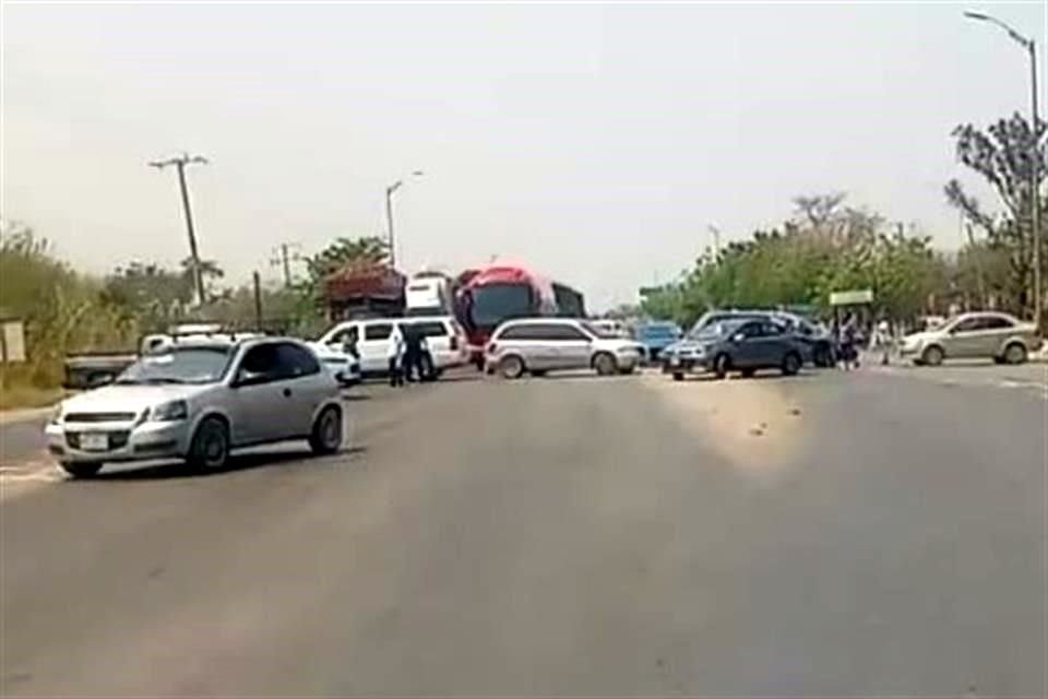 Tras el asesinato del Alcalde con licencia, simpatizantes del candidato bloquearon la carretera Mante-Victoria.