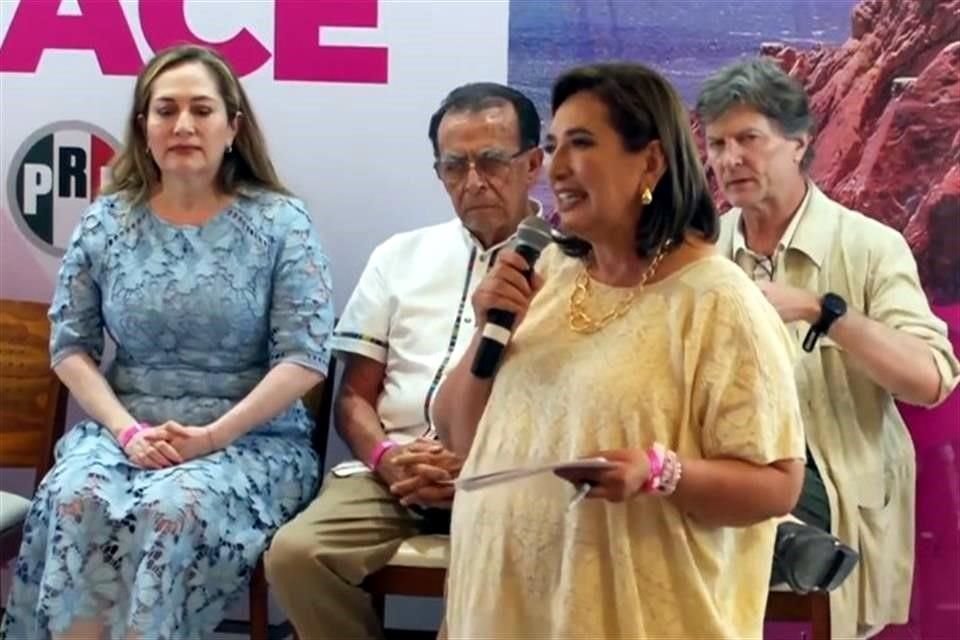 La candidata presidencial de Oposición, Xóchitl Gálvez, de gira en Acapulco, Guerrero.