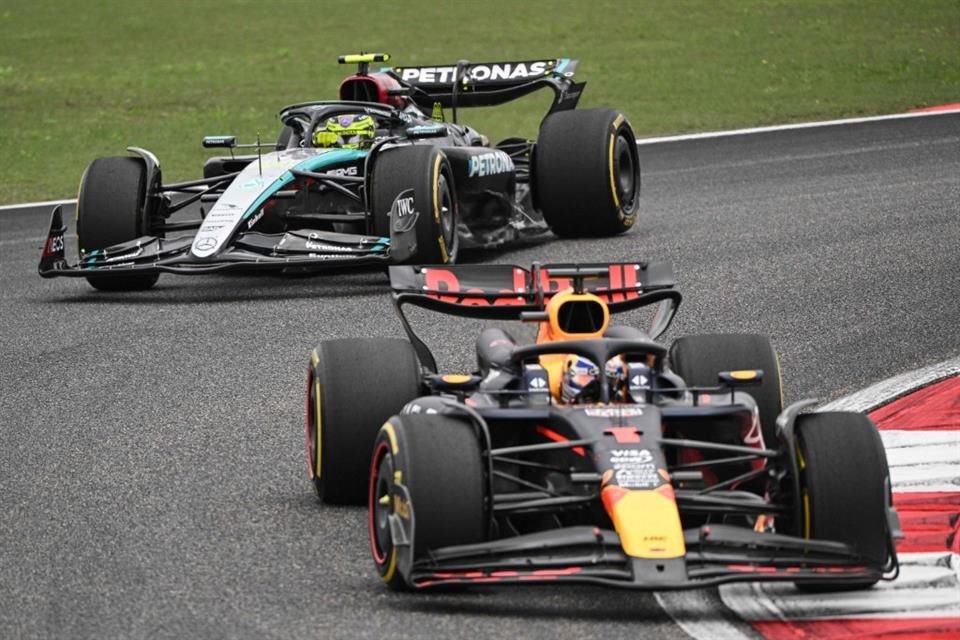 Max Verstappen superó a Lewis Hamilton en la Sprint de China.