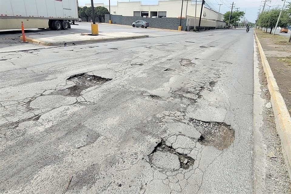 Cuestionan expertos que se elija mezcla de asfalto no óptima para Monterrey.