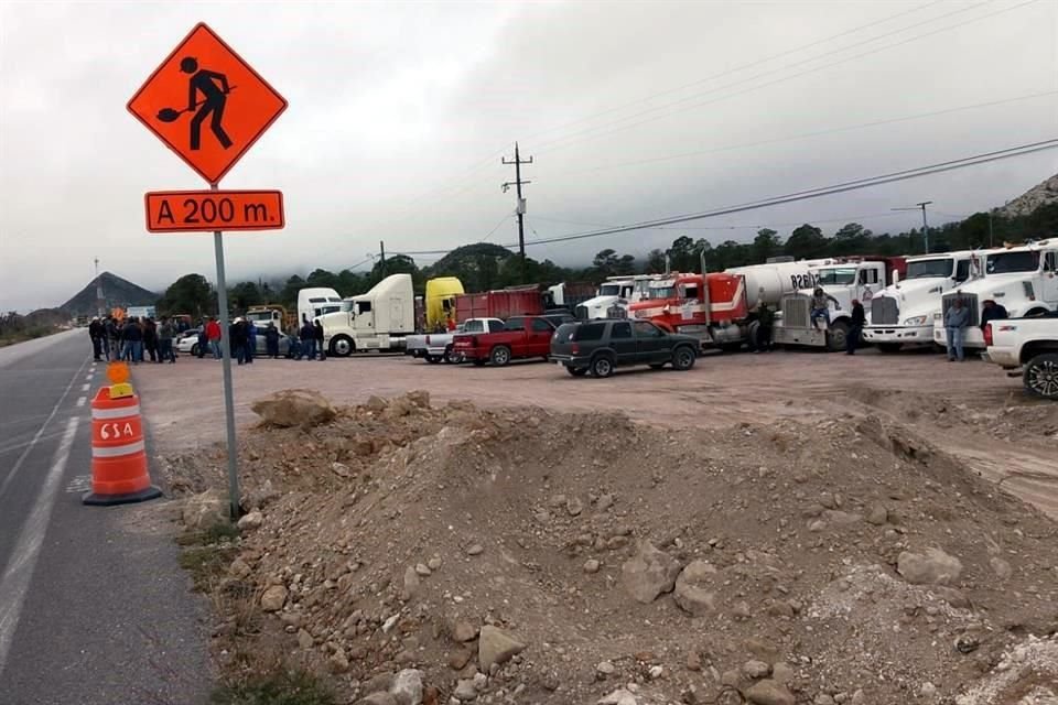 Decenas de camiones permanecen parados y sin laborar desde temprana hora a un costado de la Carretera San Roberto-Linares, en Galeana.