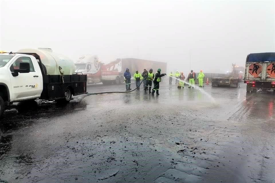 Elementos de Protección Civil del Estado realizaron labores de limpieza en la autopista.