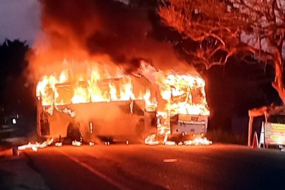 Un autobús fue incendiado en la carretera federal Cárdenas-Comalcalco, a la altura de la localidad de Santa Rosalía.