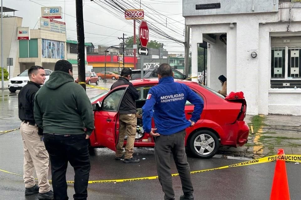 El maestro César Salazar Guajardo murió dentro del auto que estaba estacionado en el cruce de la Avenida Enrique C. Livas y Guayana Holandesa, en la Colonia Vista Hermosa.