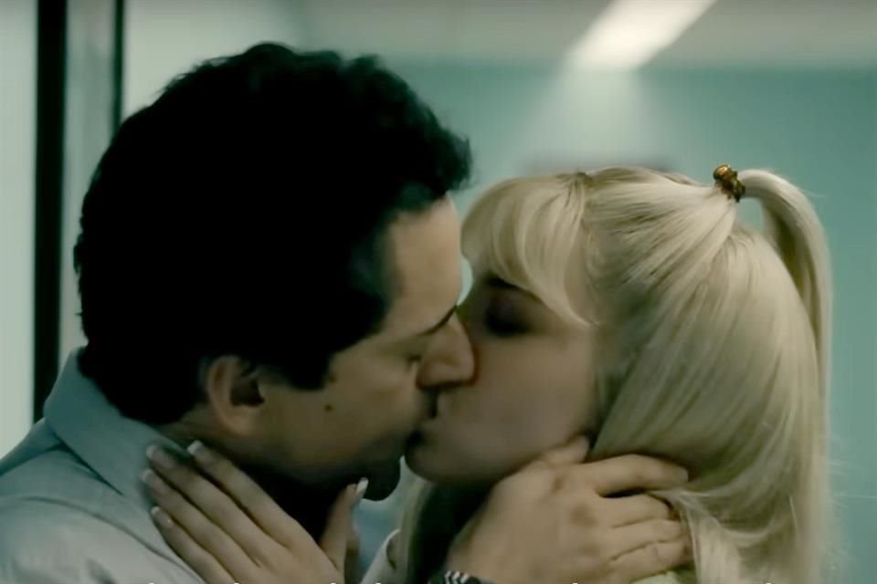 Una de las escenas que más le llamó la atención del tráiler, publicado el 17 de abril, es cuando Paola, interpretada por Belinda, se besa con Mario Bezares (Luis Gerardo Méndez).