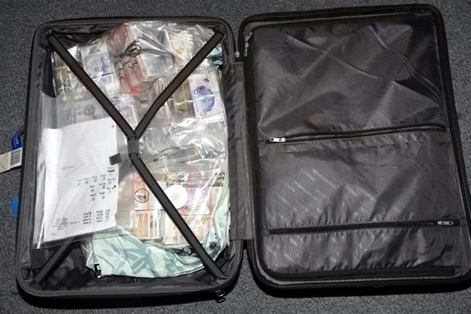 Fajos de dinero en efectivo encontrados en una maleta después de un arresto en el aeropuerto de Heathrow.