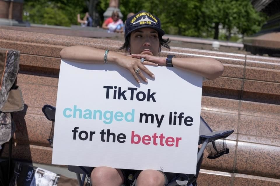 Una creadora de contenidos de TikTok, frente al Capitolio de Estados Unidos, en Washington D.C.