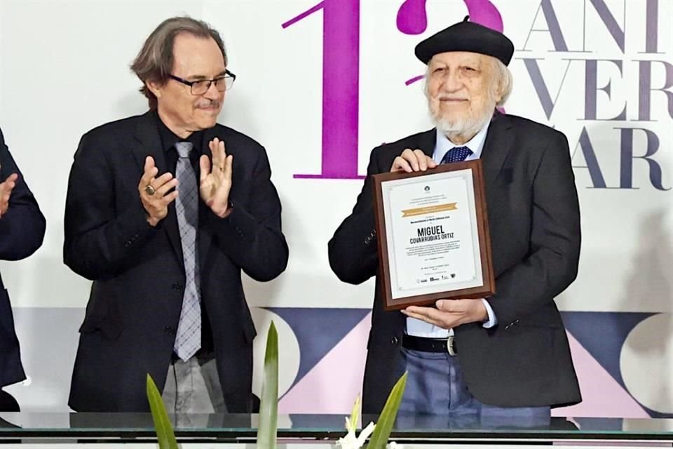 Miguel Covarrubias recibió el reconocimiento en la Casa Universitaria del Libro de la UANL.