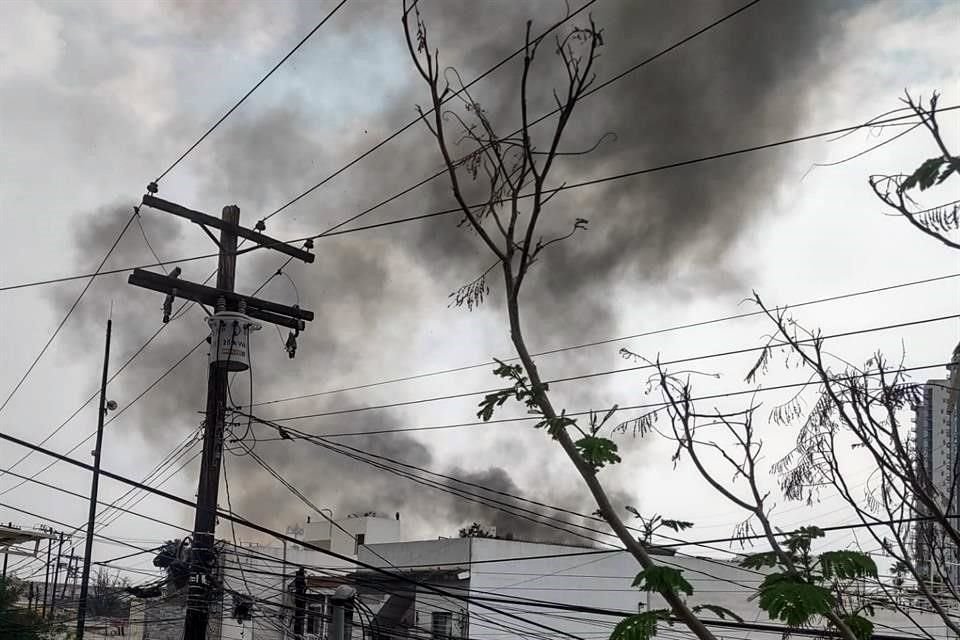 El fuerte olor a plástico quemado afecta a los residentes de la zona, señalaron.