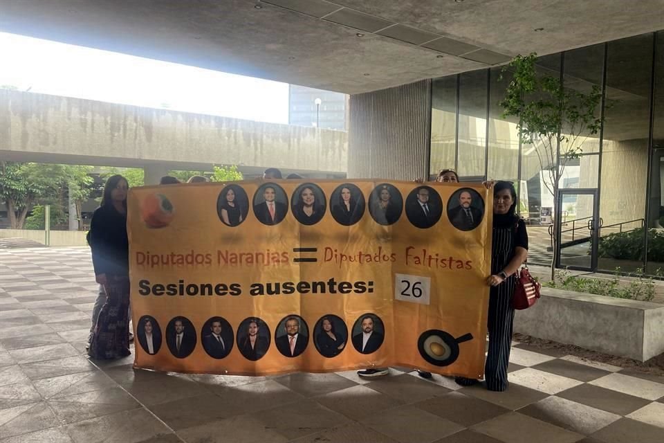 Afuera del Congreso, vecinas mostraron una manta que exhibía las ausencias de los Diputados de MC.