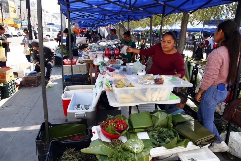 Cada sábado decenas de puestos a cargo de migrantes de San Luis Potosí, Hidalgo y Veracruz ofrecen sus platillos y productos, en la Alameda.