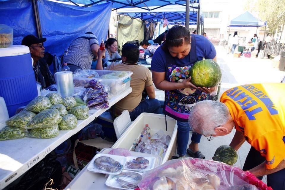 Los comerciantes cargan decenas de hieleras y bolsas con alimentos y verduras que se venden muy bien.