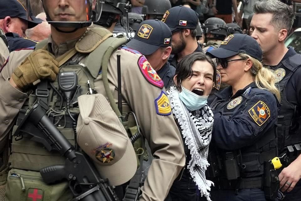Una joven estudiante es arrestada en una protesta propalestina en la Universidad de Texas.
