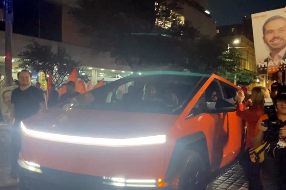 Por la mañana García anunció en sus redes sociales que habría sorpresas y esta noche llegó el vehículo pintado de naranja.