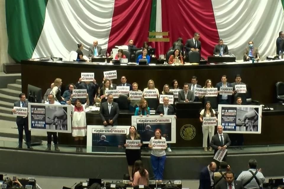Diputados de Oposición subieron a la tribuna y exhibieron letreros con la leyenda '#LeyAbrazoACriminales'.